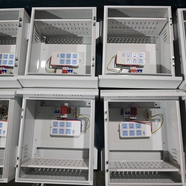 Ouyue Electric के आउटडोर रेनप्रूफ वितरण बॉक्स की बड़े पैमाने पर उत्पादन वाली वास्तविक तस्वीरें: शीट मेटल शेल से लेकर पूरी मशीन असेंबली तक एक पूर्ण-प्रक्रिया डिस्प्ले